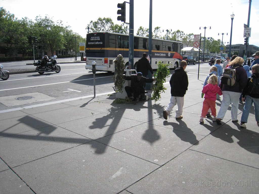 2011 Bay 2 Breakers Saturday 0925.JPG - I was able to participate in the 2011, 100th anniversary of the San Francisco Bay to Breakers 12K race. A great weekend for sight seeing and racing.